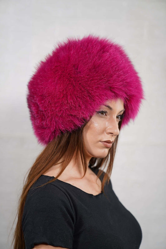 Fox Fur Hat Fuchsia Full Skin - Tatifurs worn by a model showcasing its luxurious style.
