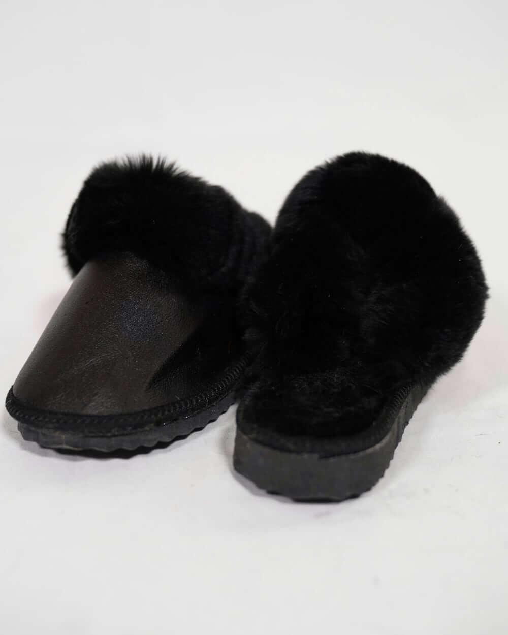 Leather Sheepskin Slippers Black - Tatifurs side view showing luxurious design and soft fur and leather material.