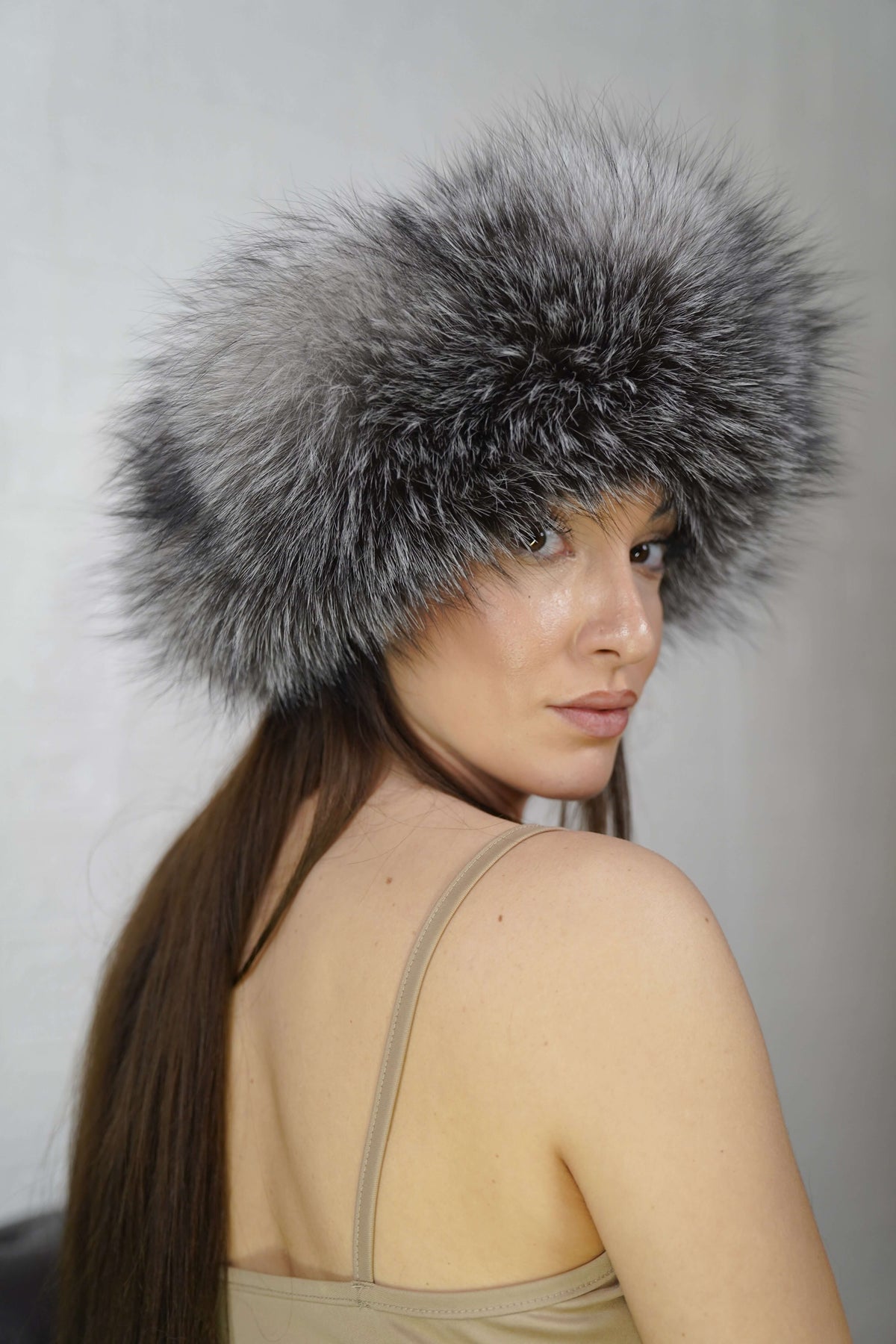 Fox Fur Headband Silver — Full Skin, Elastic three-quarter view displaying the volume and depth of the natural silver fox, black with frosted white tips fur — Greek craftsmanship, TatiFurs