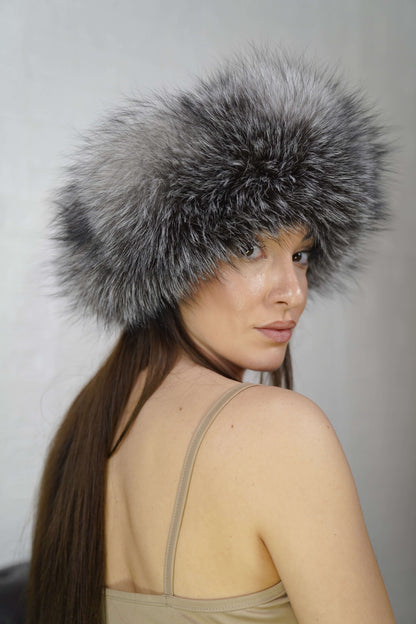 Fox Fur Headband Silver — Full Skin, Elastic three-quarter view displaying the volume and depth of the natural silver fox, black with frosted white tips fur — Greek craftsmanship, TatiFurs