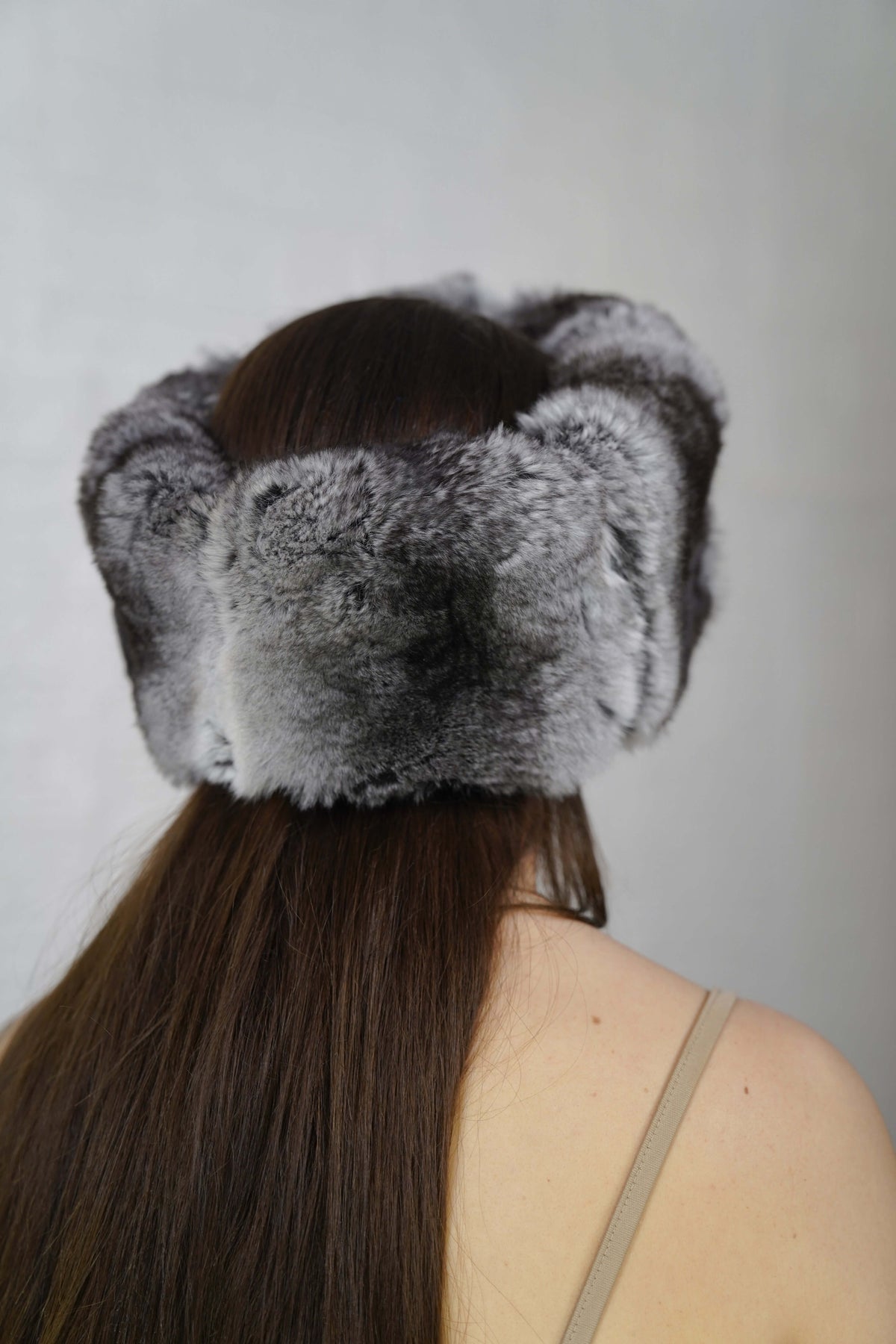 Rex Rabbit Fur Headband Chinchilla — Full Skin, Elastic shown from the back displaying the lined elastic closure and full chinchilla-patterned grey rex rabbit pile — Greek craftsmanship, TatiFurs