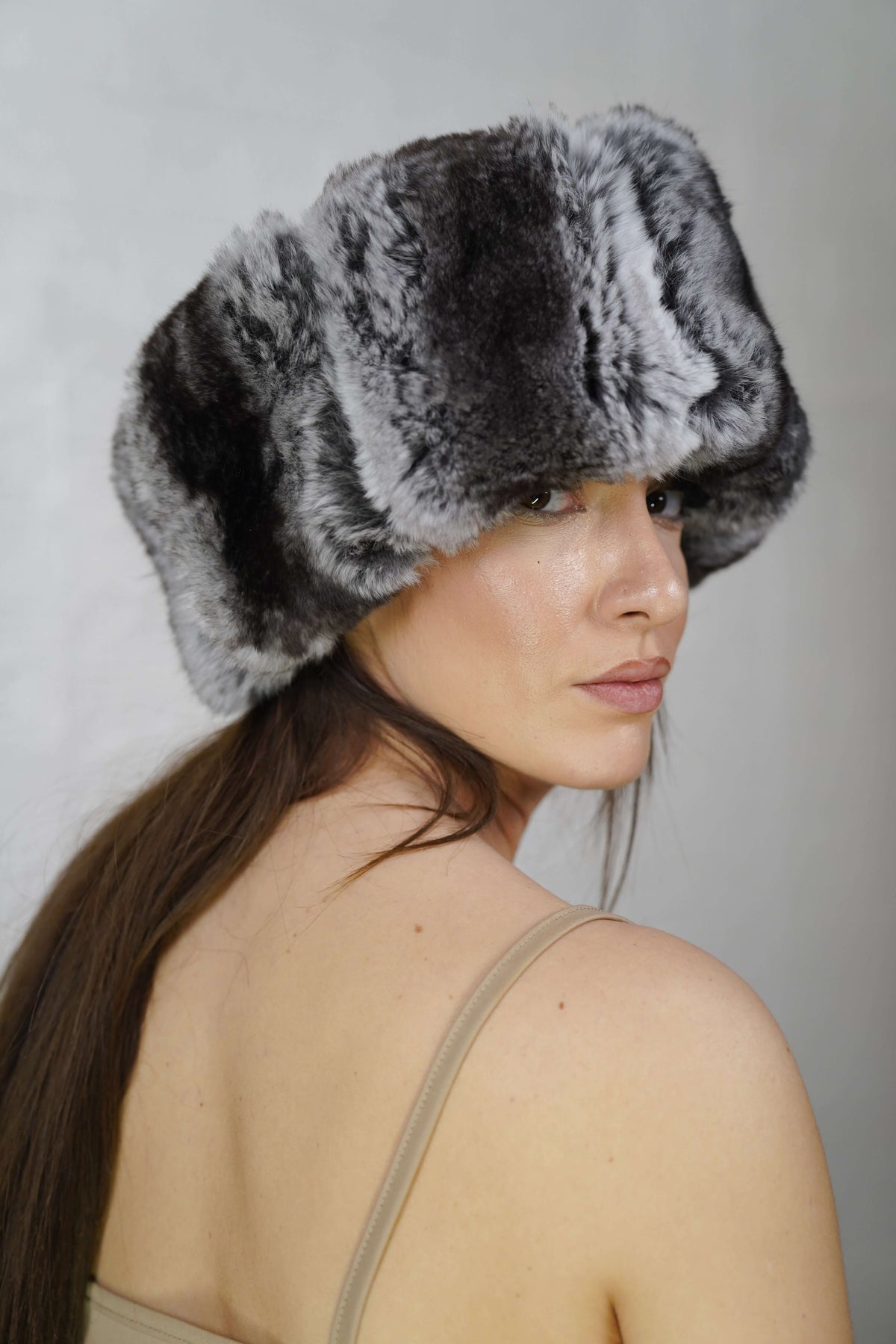 Rex Rabbit Fur Headband Chinchilla — Full Skin, Elastic three-quarter view displaying the volume and depth of the chinchilla-patterned grey rex rabbit fur — Greek craftsmanship, TatiFurs