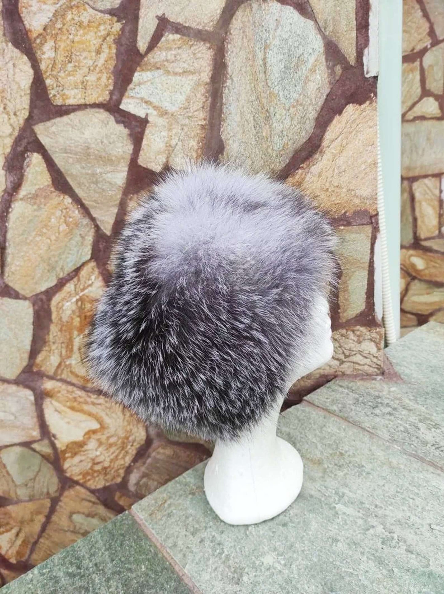 Fox Fur Hat Silver - Tatifurs displayed on a mannequin, showcasing its luxurious silver fox fur texture.