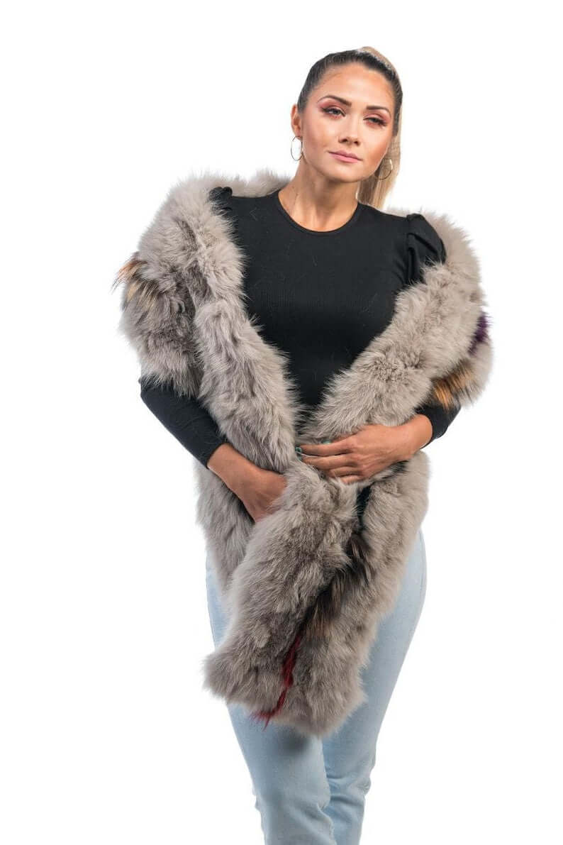 Fox Fur Scarf Long Gray Colorful Line - Tatifurs worn by a model highlighting its rich gray color and colorful detail.