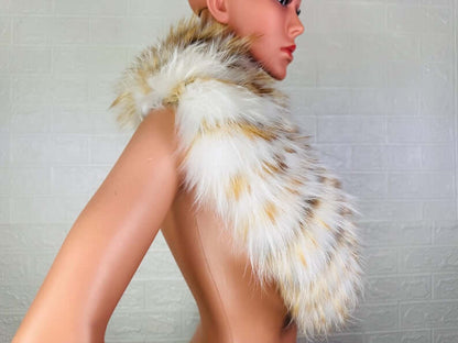 Fox fur collar white gold secure clasp detail showing clean clasp closure on full skin white gold fox fur collar — Greek craftsmanship, TatiFurs
