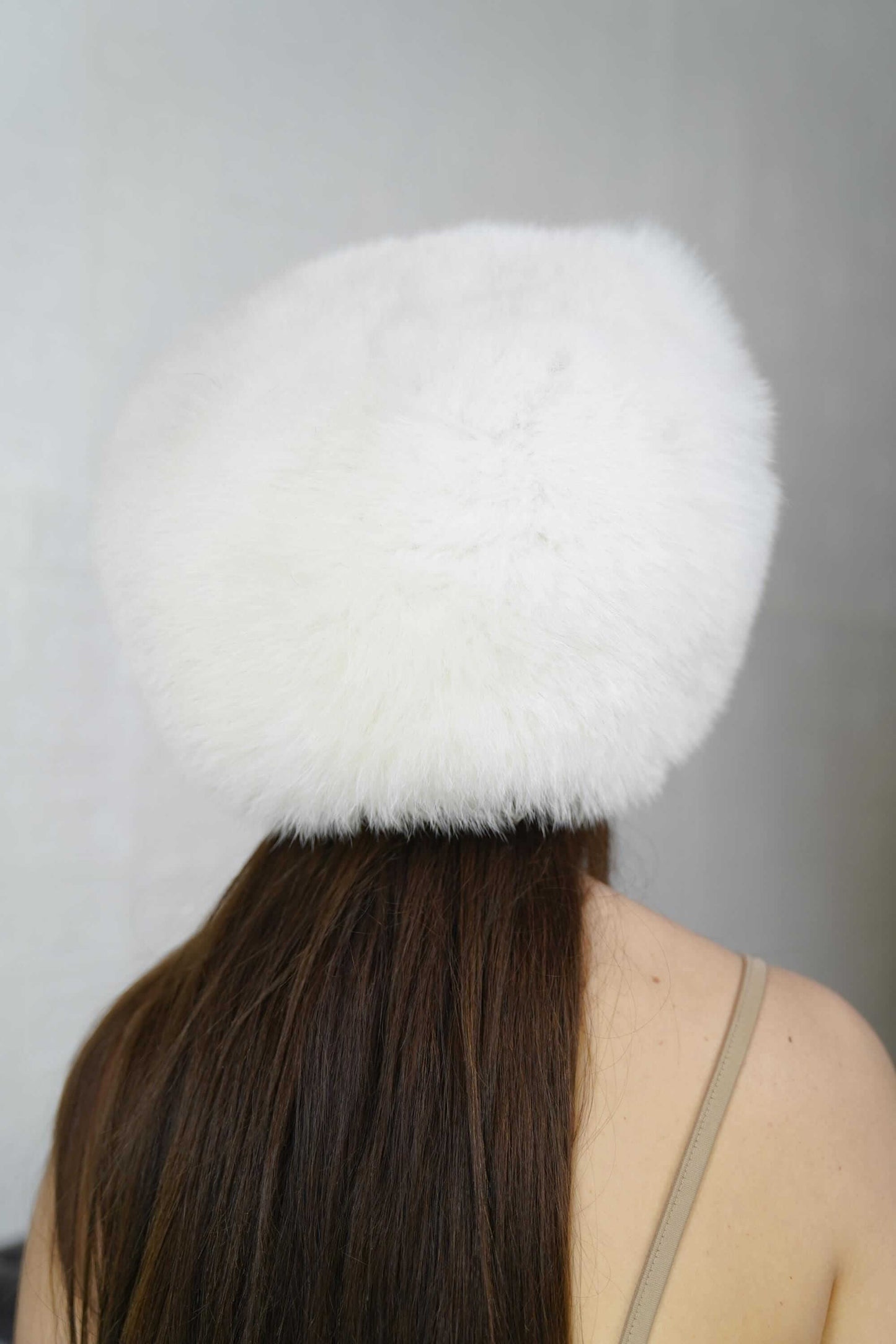Fox Fur Hat White Full Skin - Tatifurs displayed on a model from behind, showcasing its luxurious white fur.