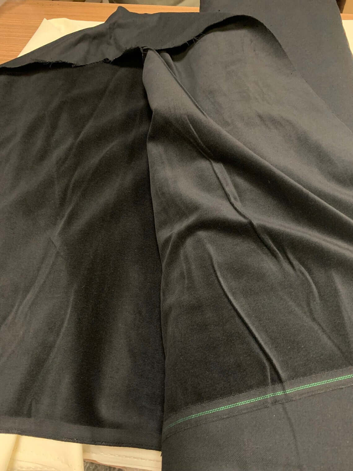 Fox Fur Blanket Throw Blue Electric - Tatifurs fabric close-up, showcasing deep black texture and vibrant electric blue lining.