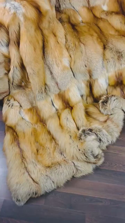 Fox Fur Blanket Throw Gold Saga Fox Natural - Tatifurs, showcasing vivid orange and soft white fur patterns.