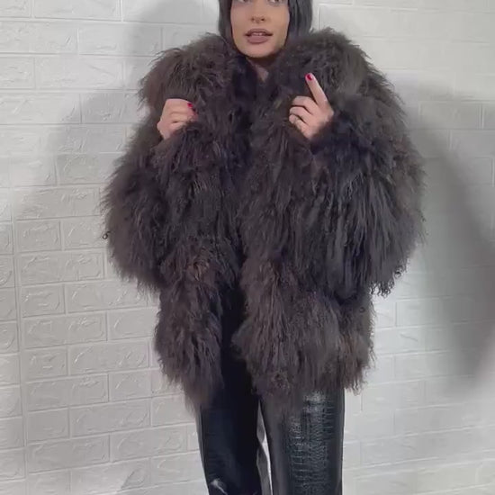 Mongolian jacket brown — detail shot of dense natural wool lining inside hip level sheepskin jacket — Greek craftsmanship, TatiFurs
