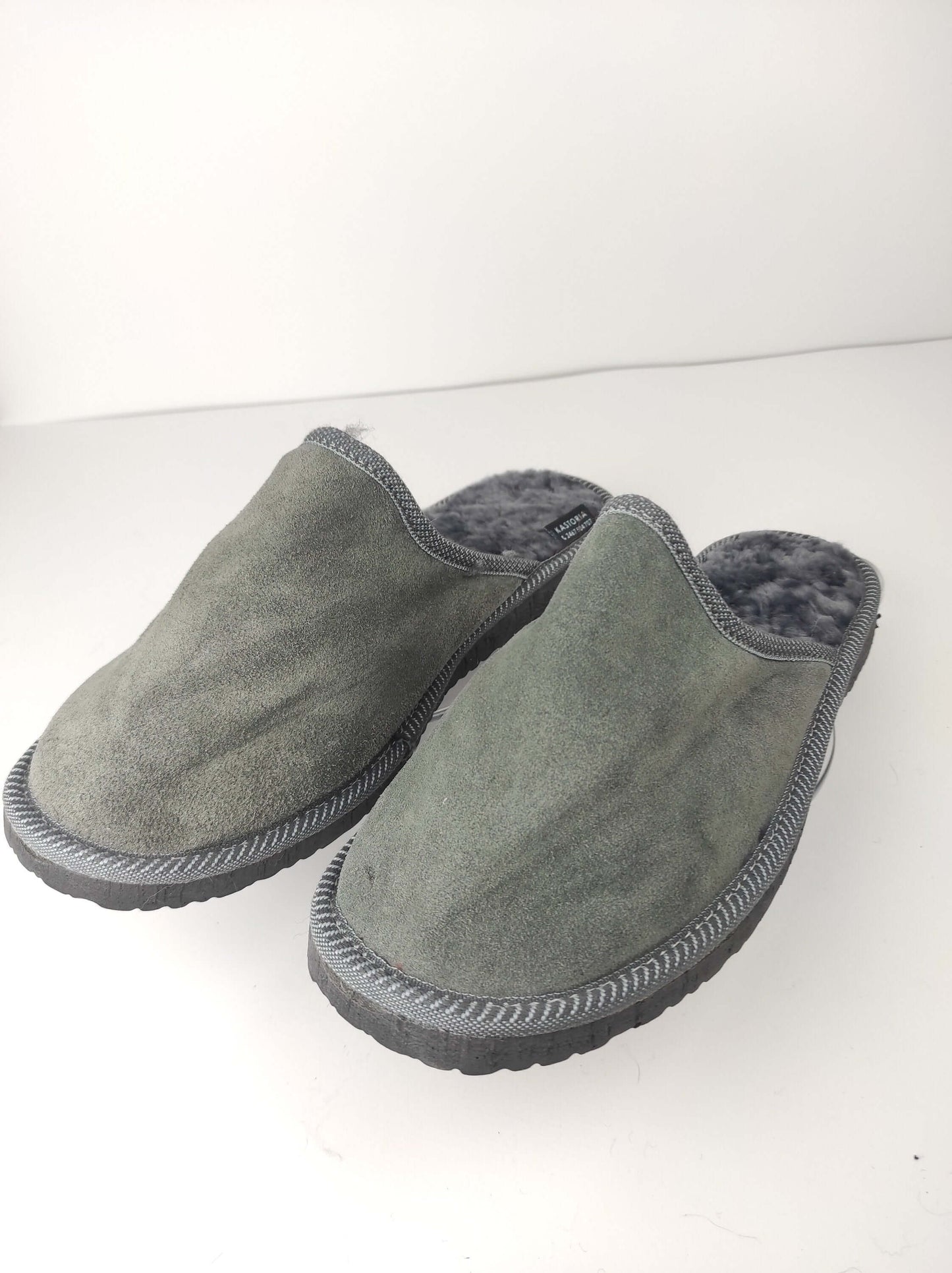 Leather Fur Sheepskin Slippers for Men Gray - Tatifurs pair of gray slippers with soft lining.