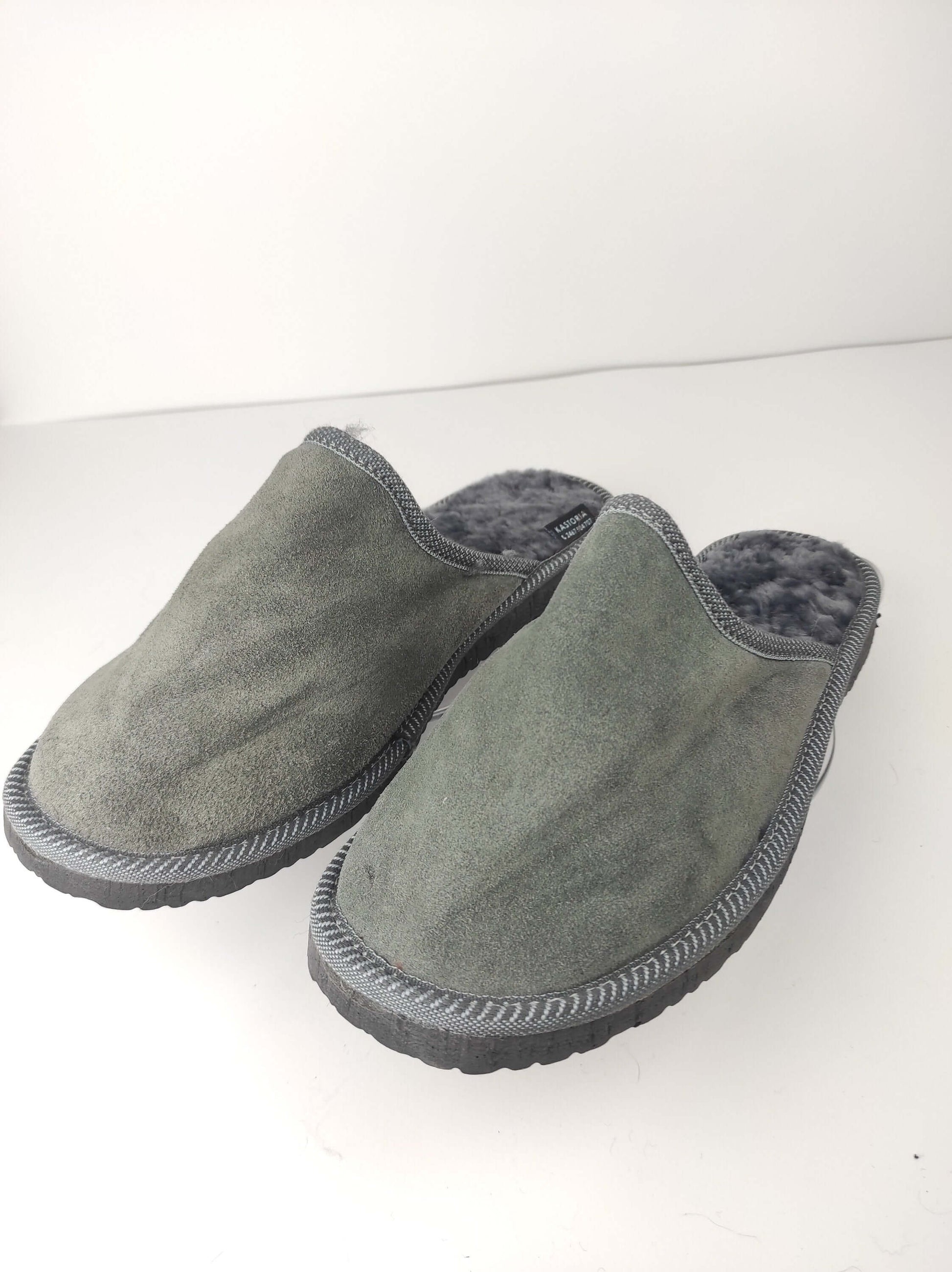 Leather Fur Sheepskin Slippers for Men Gray - Tatifurs pair of gray slippers with soft lining.