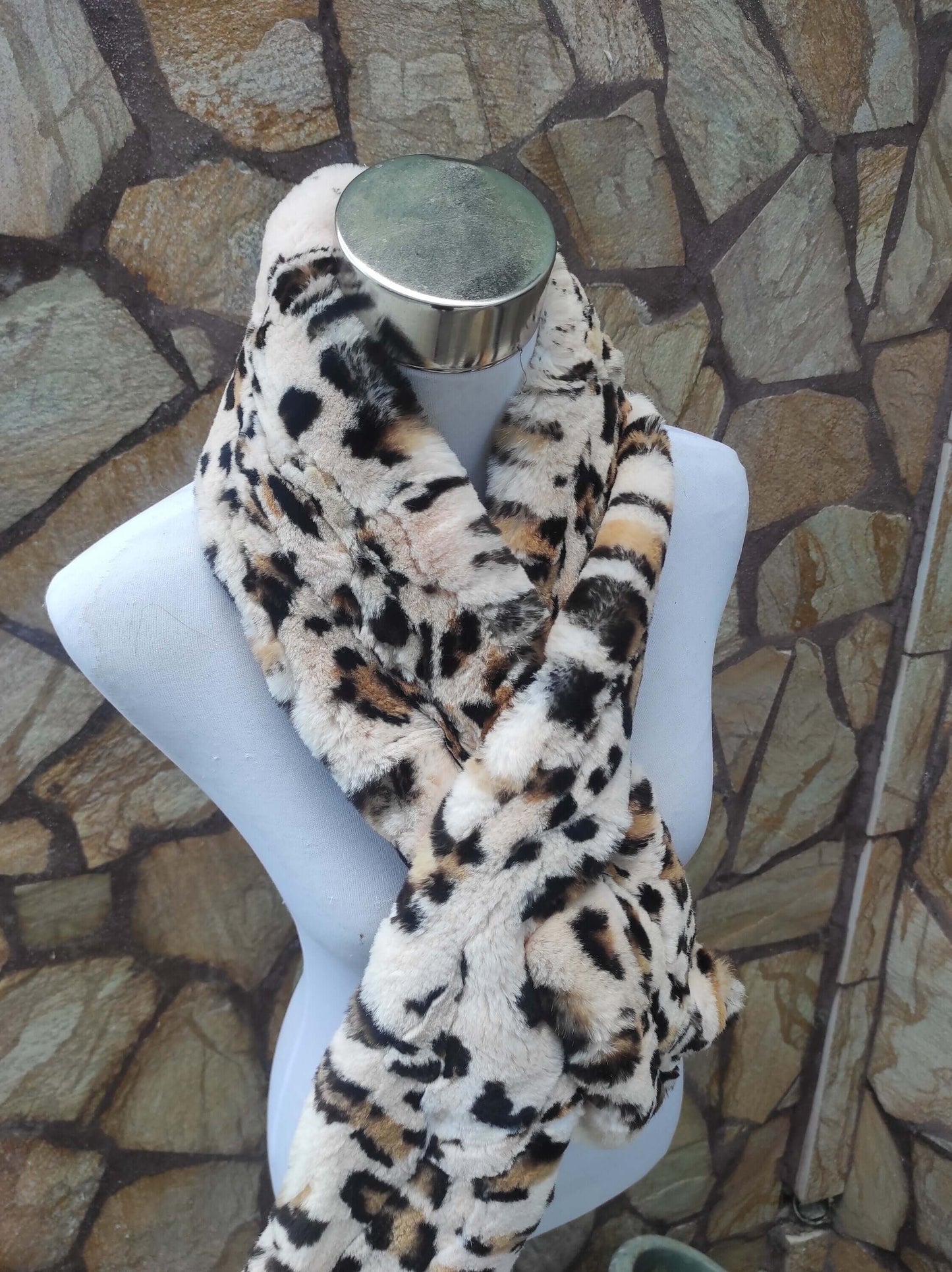 Rex Rabbit Fur Scarf Leopard - Tatifurs displayed on a mannequin, featuring leopard print in soft beige tones.